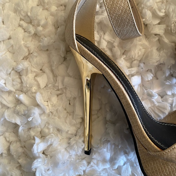 Beige and gold heels - Picture 2 of 9